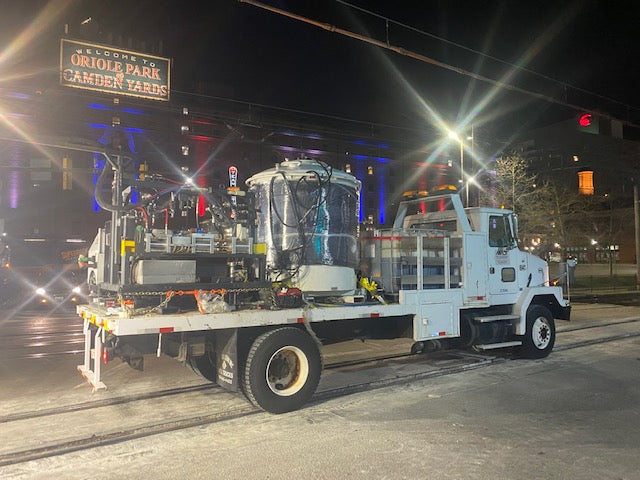 Plataforma de encapsulación de raíles FastPatch de WVCO montada sobre un camión de plataforma en una obra ferroviaria