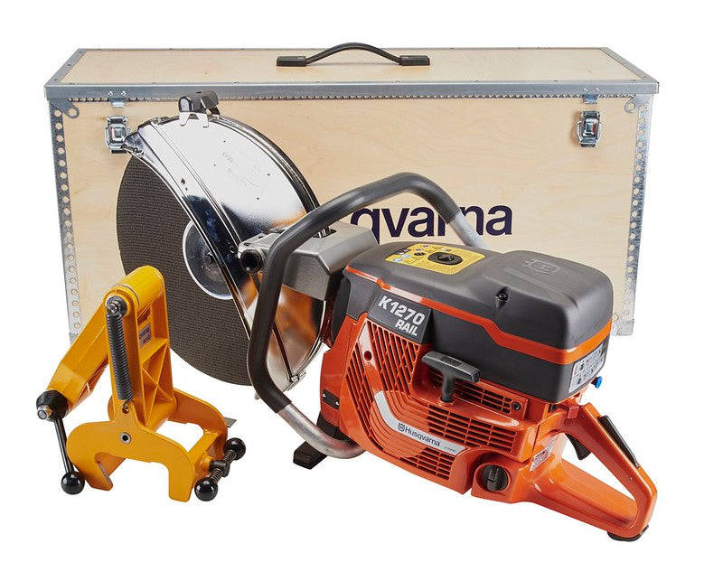 La sierra de carril a gasolina Husqvarna K1270 está diseñada para ofrecer una potencia de corte y una eficiencia sin igual en el mantenimiento ferroviario y la construcción de vías.