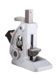 Mechanical track jack with cast base and grooved toe for railway track lifting